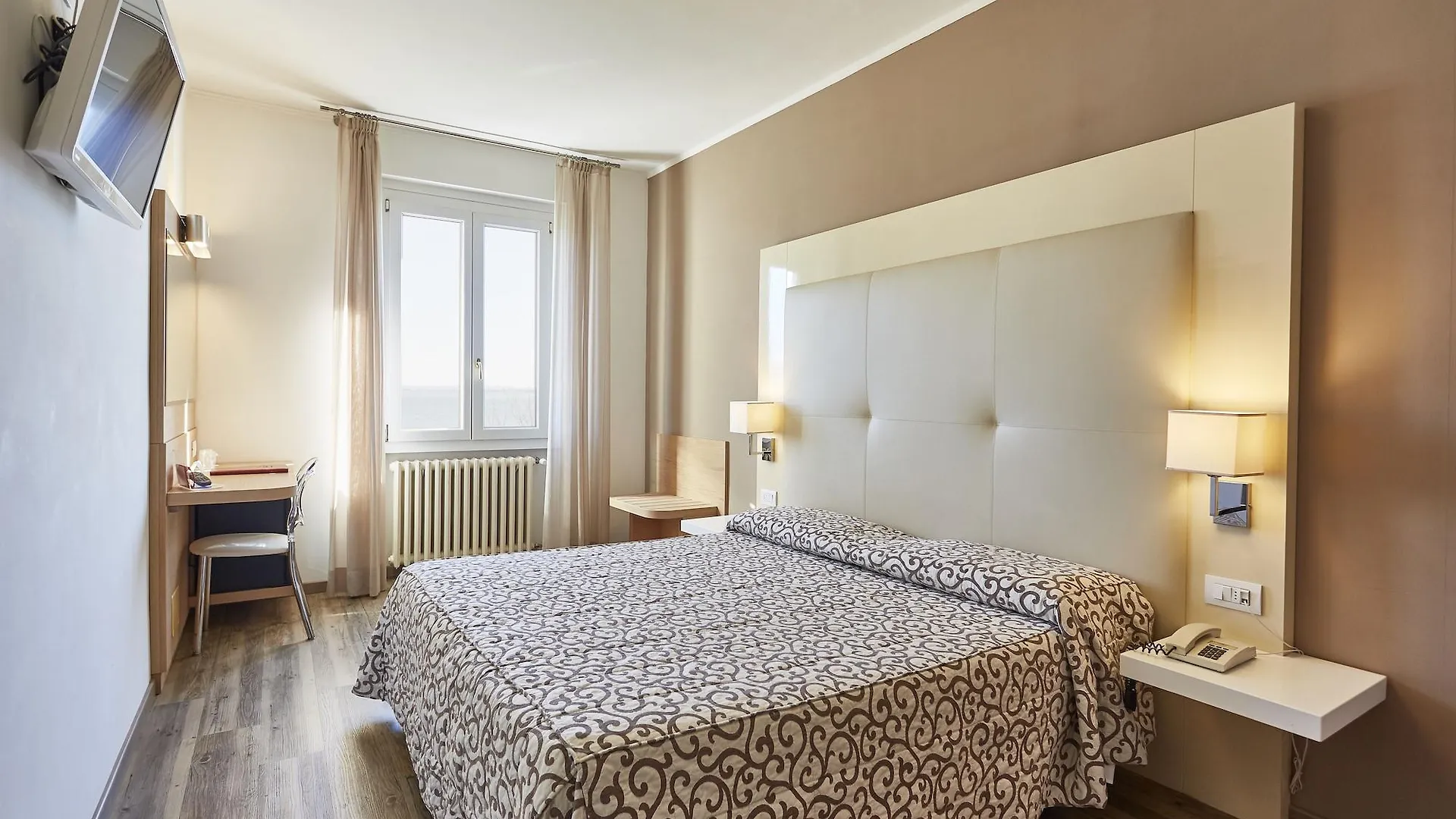 Hotel Europa Desenzano del Garda 3*,