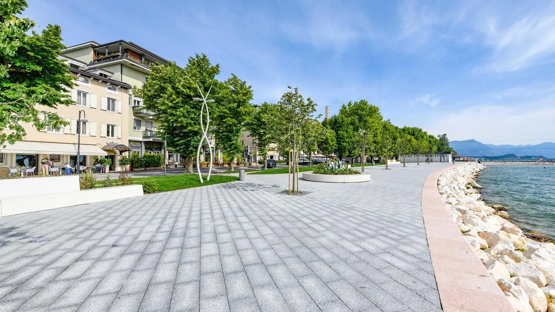 דסנזאנו דל גארדה Hotel Europa 3*, דסנזאנו דל גארדה איטליה